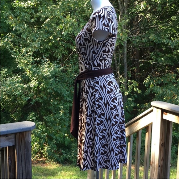 Faux wrap chocolate and vanilla diamond geometric dress with tie waist size 8 - Picture 3 of 6